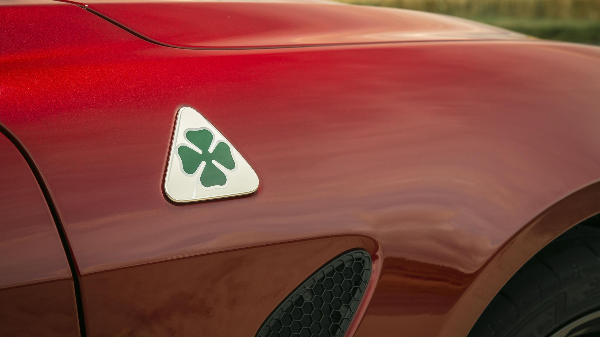 bieu-tuong-alfa-romeo-giulia-quadrifoglio.jpg