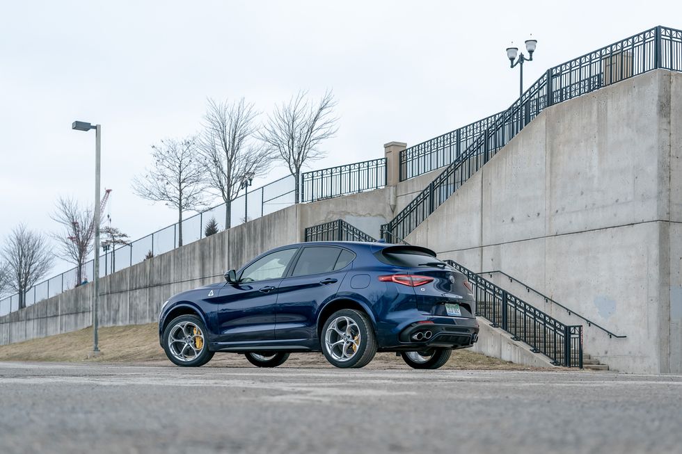 duoi-xe-alfa-romeo-stelvio-quadrifoglio.jpg