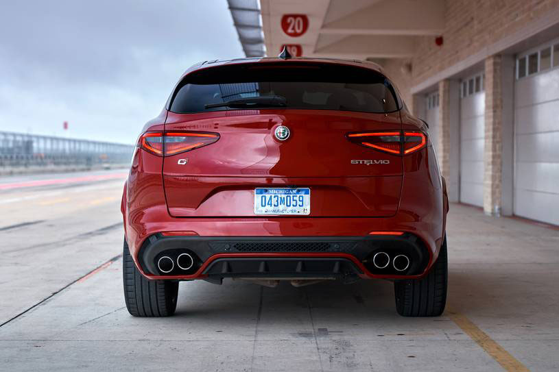 cum-duoi-xe-alfa-romeo-stelvio-tinbanxe.jpg