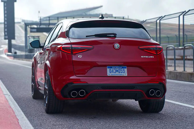 duoi-xe-alfa-romeo-stelvio-tinbanxe.jpg