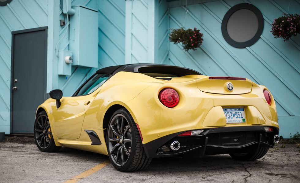 cum-duoi-xe-alfa-romeo-4c.jpg