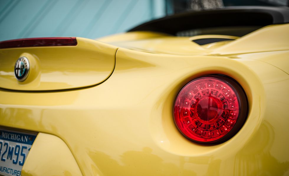 den-sau-alfa-romeo-4c.jpg