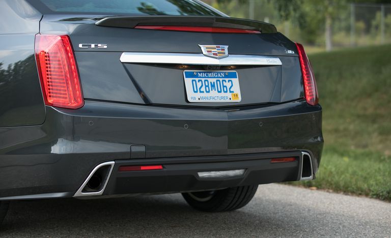 cum-duoi-xe-cadillac-cts.jpg