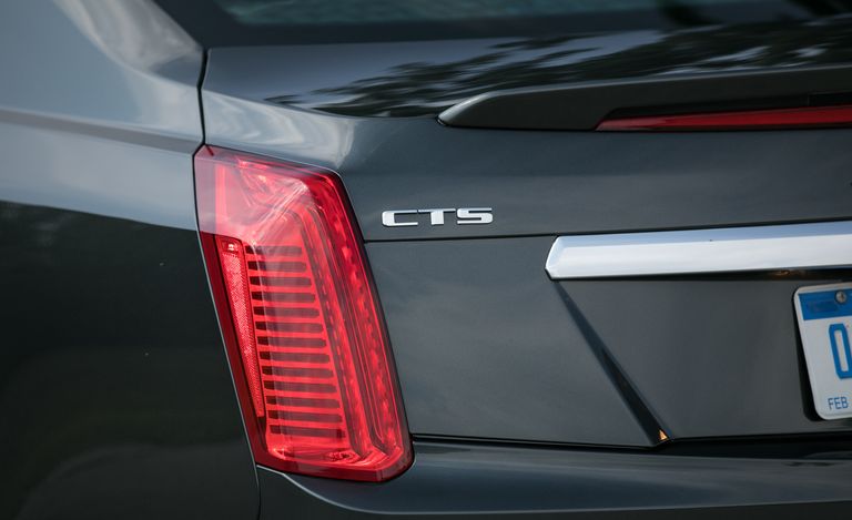 den-sau-cadillac-cts.jpg