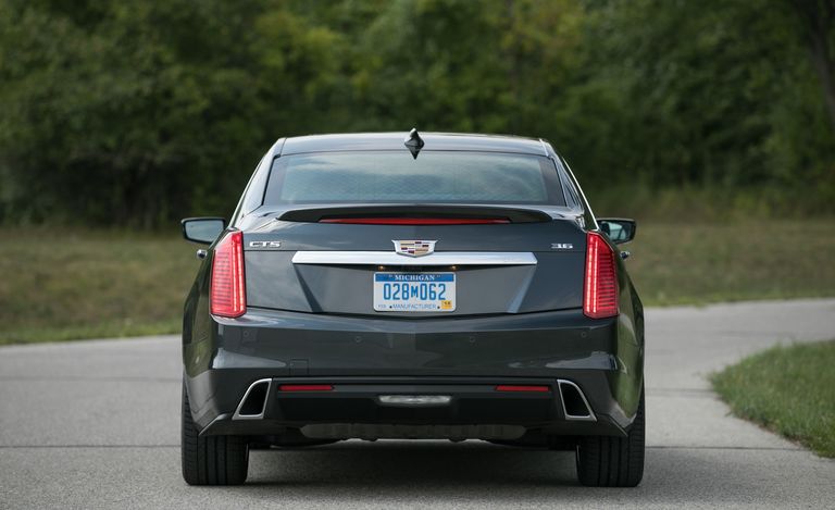 duoi-xe-cadillac-cts.jpg