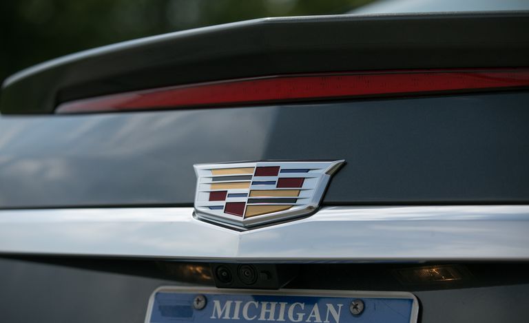 logo-phia-sau-cadillac-cts.jpg