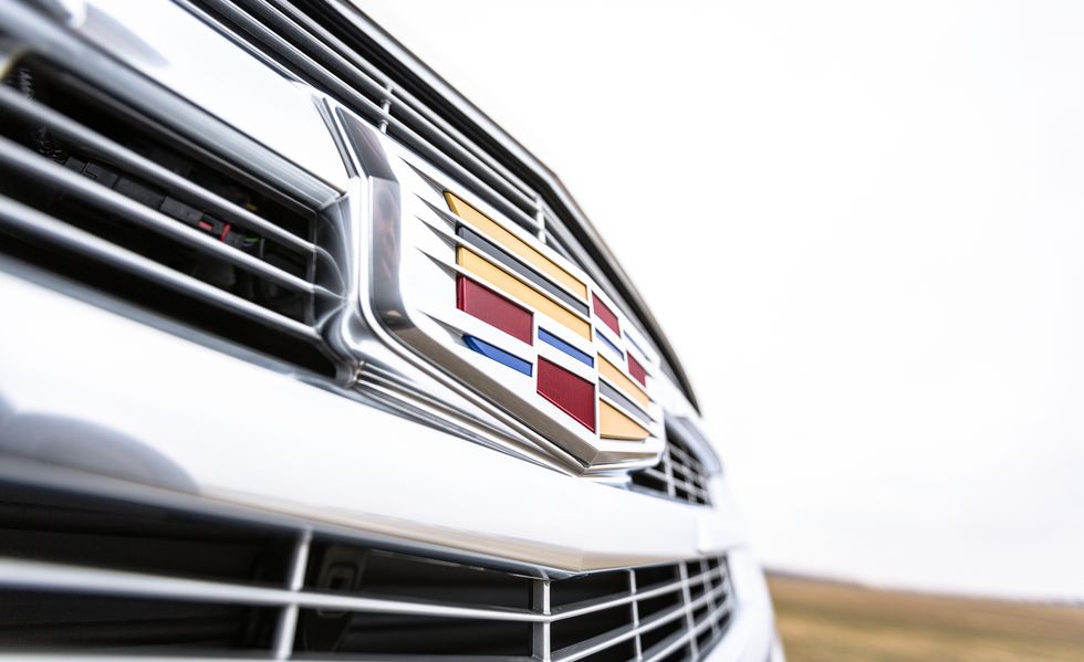 logo-cadillac-escalade-phia-dau-xe.jpg