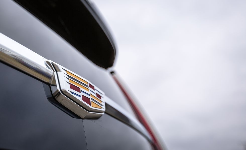 logo-cadillac-escalade-phia-duoi-xe.jpg