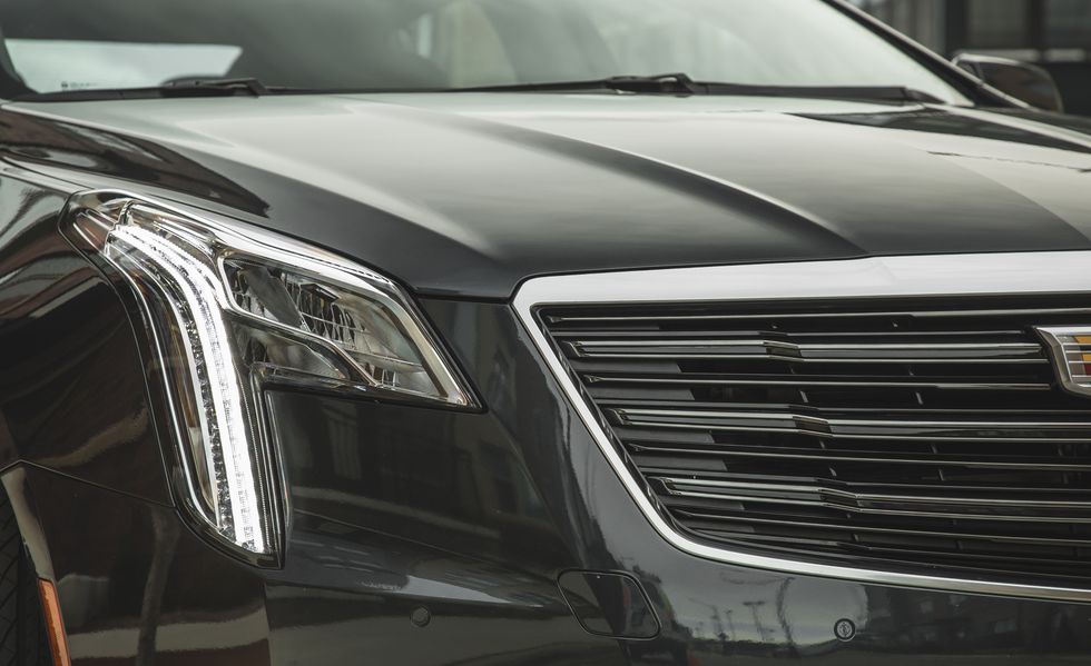 den-truoc-cadillac-xts.jpg