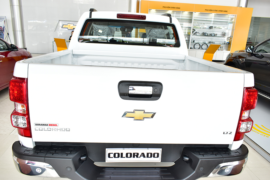 duoi-xe-chevrolet-colorado-white.jpg