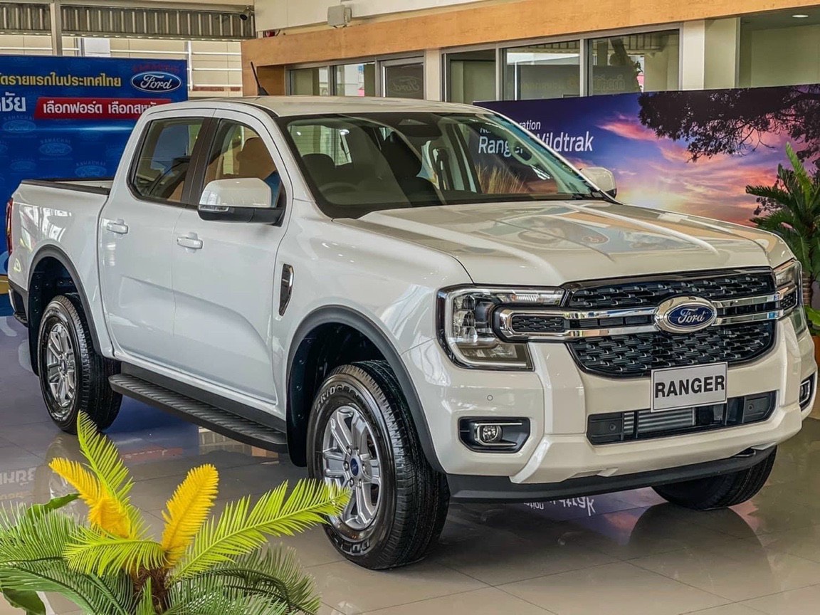 ford-ranger-xlt-4x4-2023-mau-trang.jpg