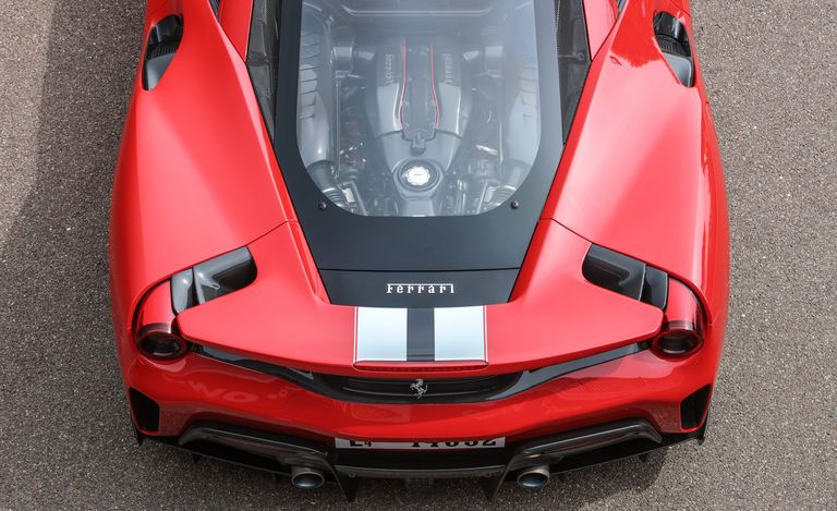 cim-duoi-xe-ferrari-488-pista.jpg