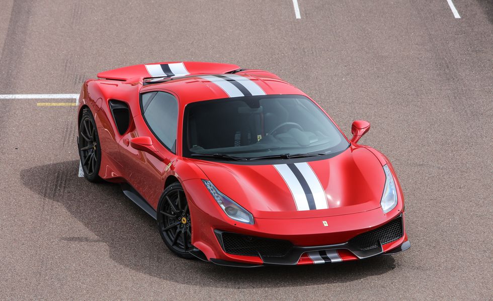 cum-den-truoc-ferrari-488-pista.jpg