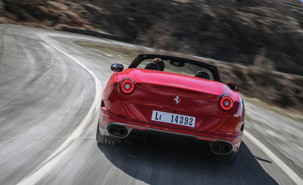 duoi-xe-ferrari-california-t-tinbanxe.jpg