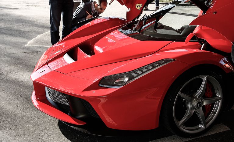 cum-dau-xe-ferrari-laFerrari.jpg