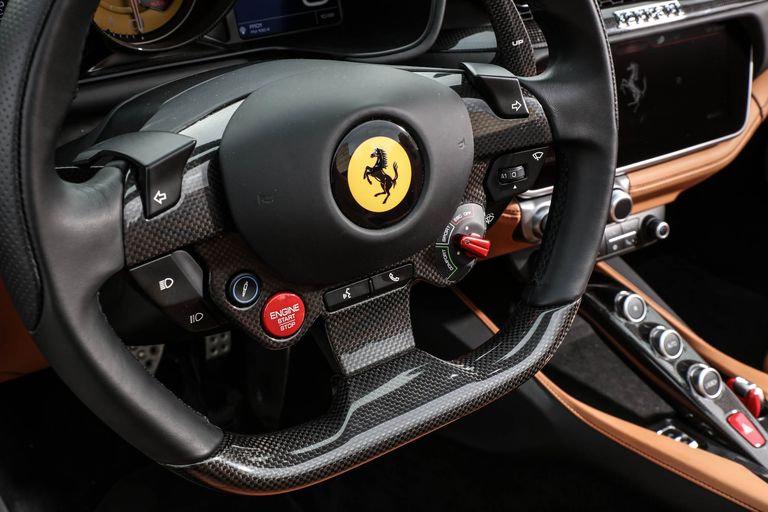 nut-bam-tren-vo-lang-ferrari-portofino.jpg