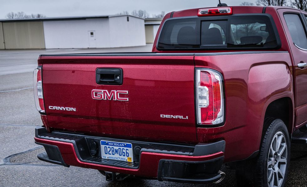 cum-duoi-xe-gmc-canyon.jpg