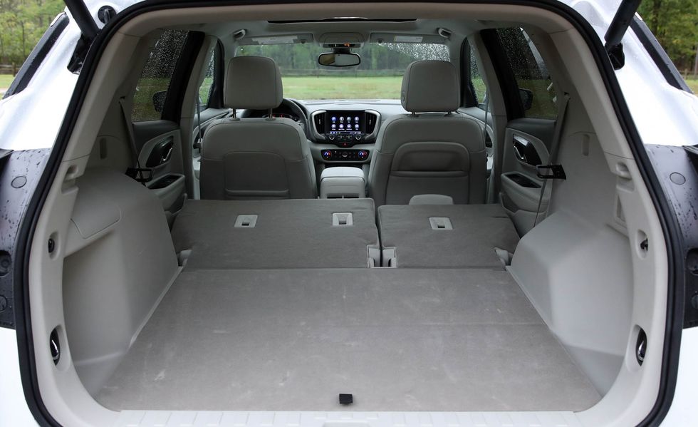 khoang-hanh-ly-gmc-terrain.jpg