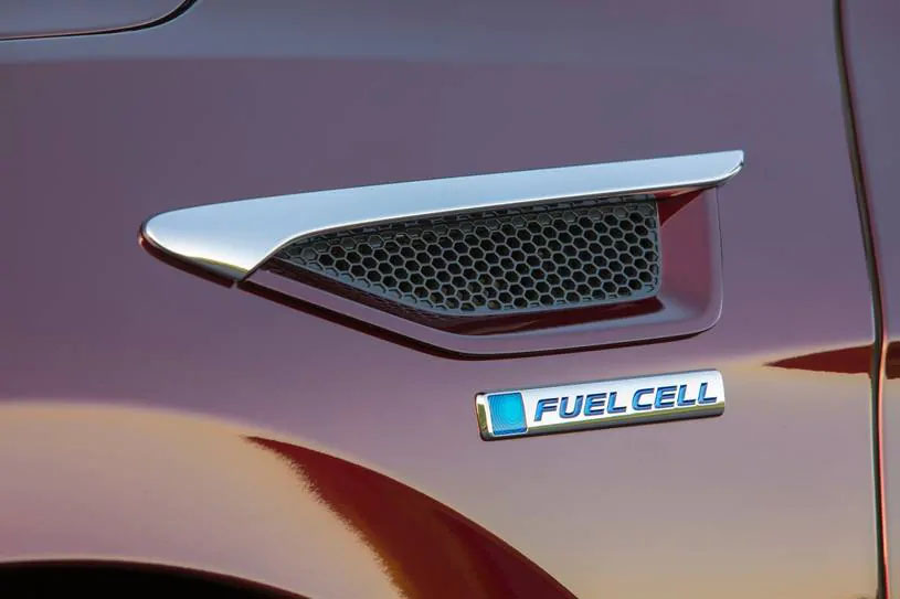 2020_honda_clarity_sedan_fuel-cell_fbdg_oem_1_815.jpg