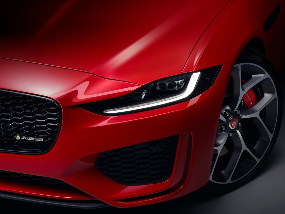 den-truoc-jaguar-xe-tinbanxe.jpg