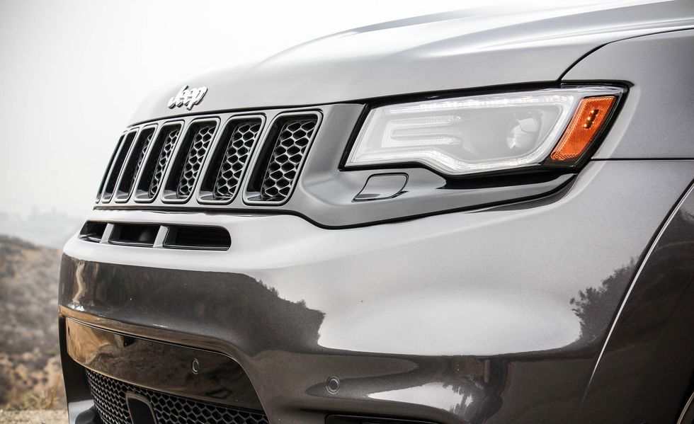 den-truoc-jeep-grand-cherokee-skt.jpg