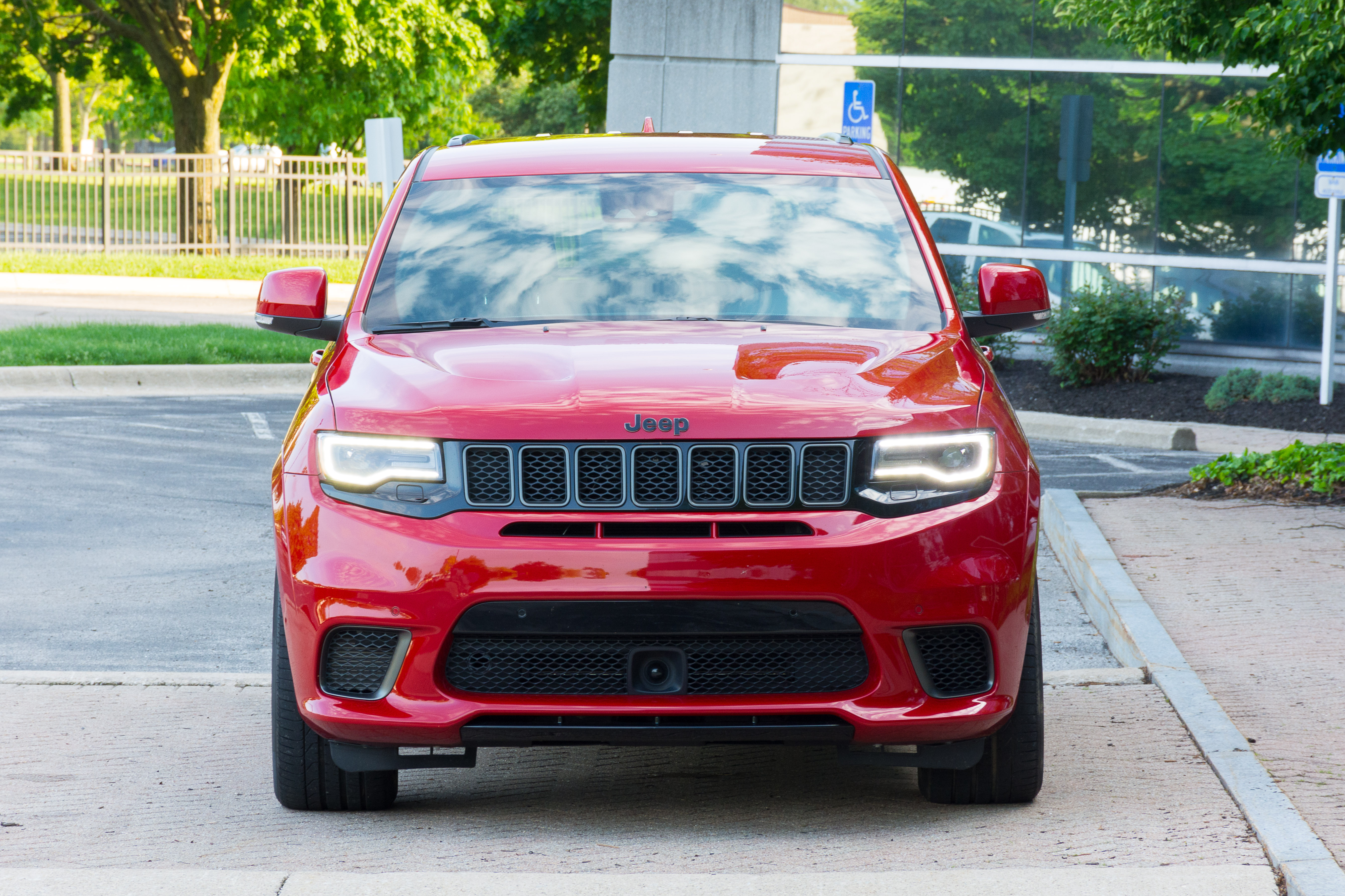 dau-xe-jeep-grand-cherokee-trackhawk.jpg