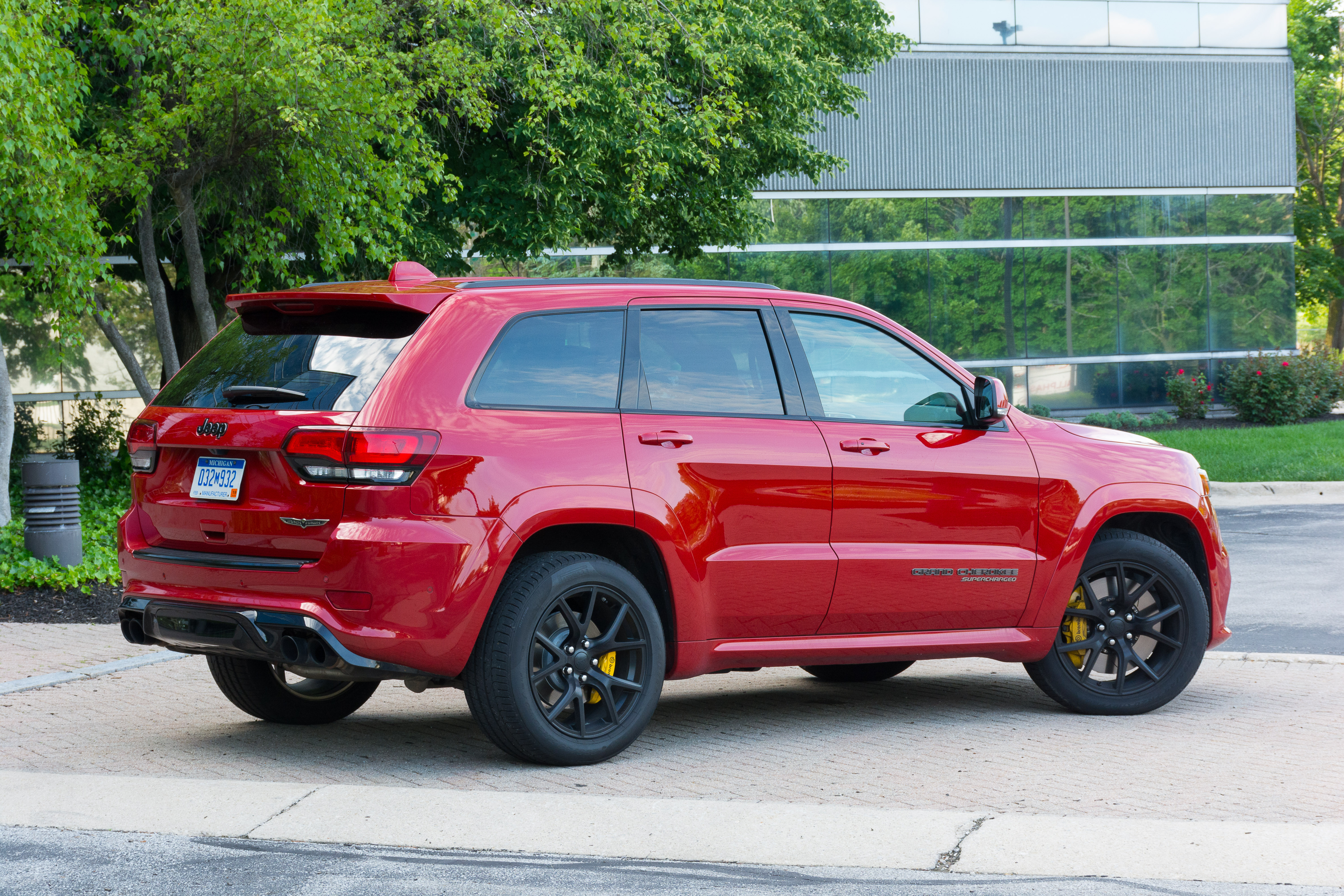 hong-xe-jeep-grand-cherokee-trackhawk.jpg