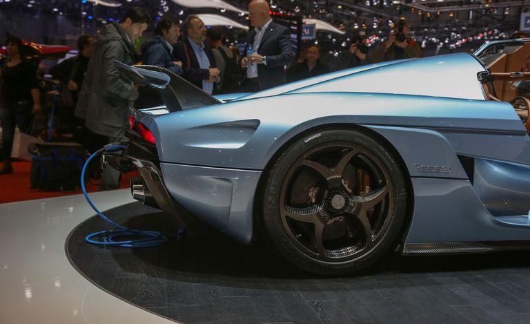 cum-duoi-xe-koenigsegg-regera.jpg