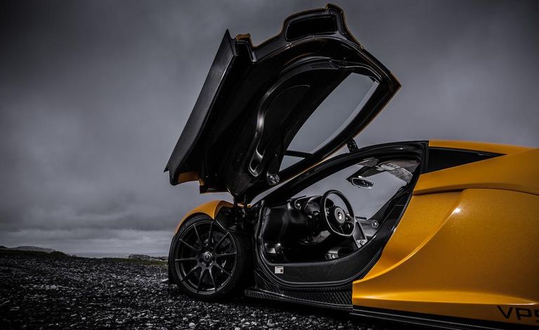 cua-xe-mclaren-p1.jpg