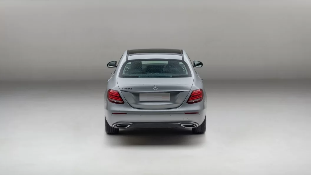 duoi-xe-mercedes-e350.jpg