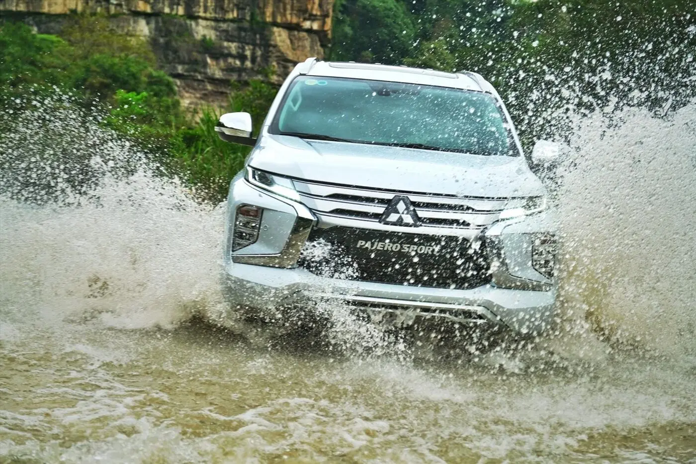 mitsubishi-pajero-ngoai-that-tinbanxe-3.jpg