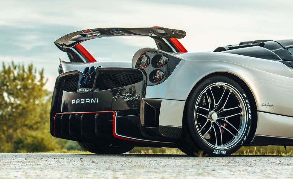 cum-den-sau-pagani-huayra.jpg