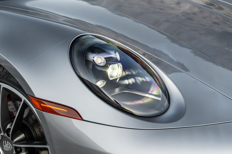 den-truoc-porsche-911-carrera-s-cabriolet.jpg