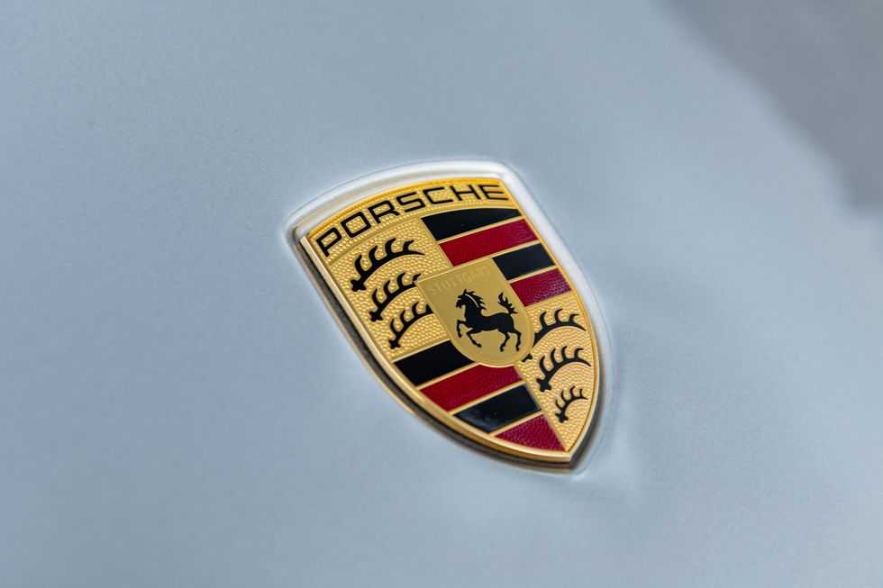 logo-thuong-hieu-porsche-911-carrera-s-cabriolet.jpg