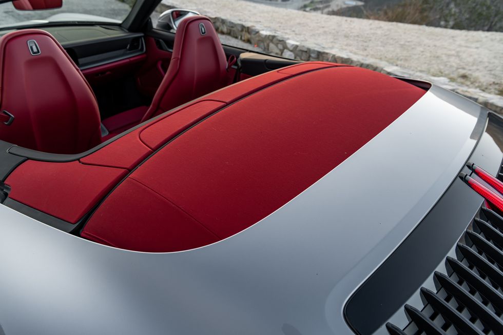 tran-sau-porsche-911-carrera-s-cabriolet.jpg