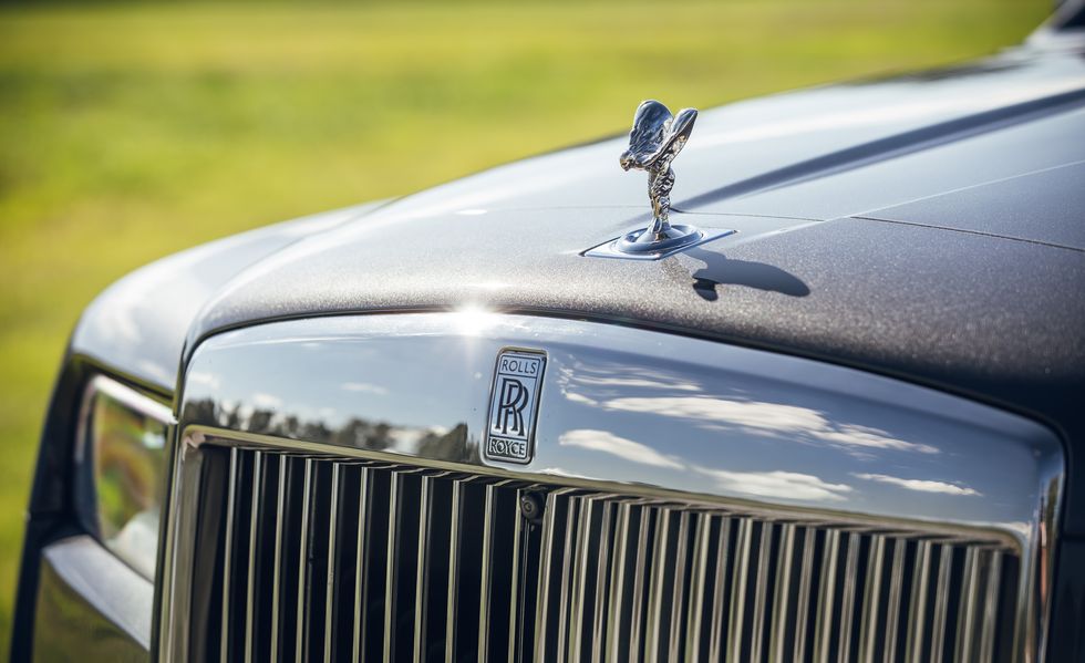 bieu-tuong-dau-xe-rolls-royce-cullinan.jpg