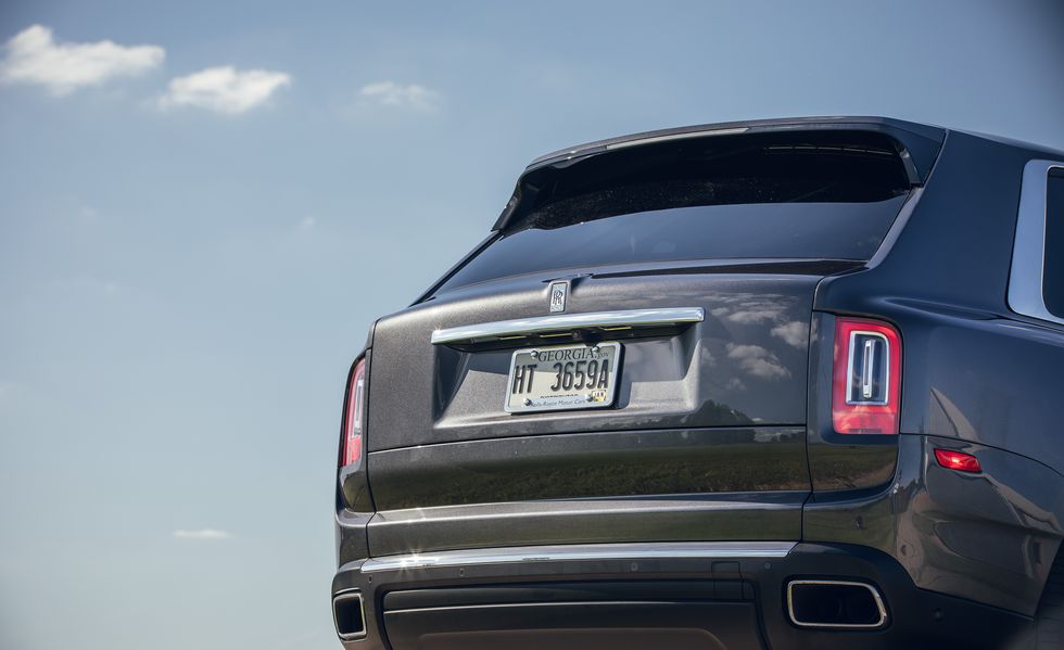 cum-duoi-xe-rolls-royce-cullinan.jpg