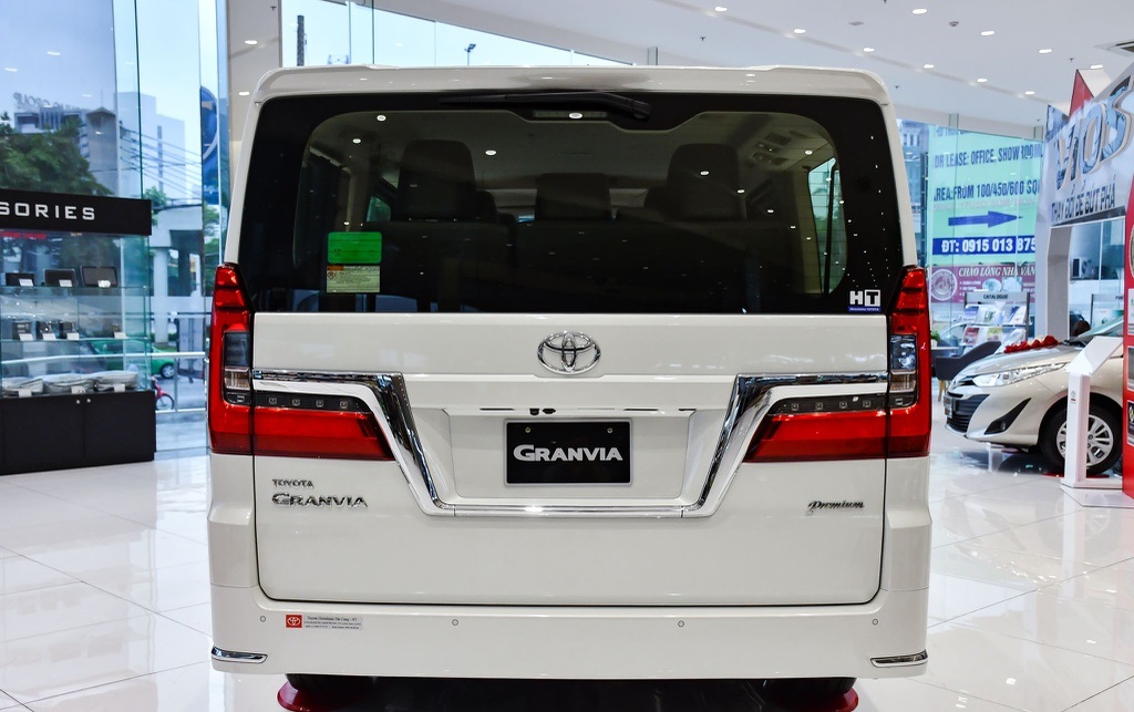 duoi-xe-toyota-granvia.jpg