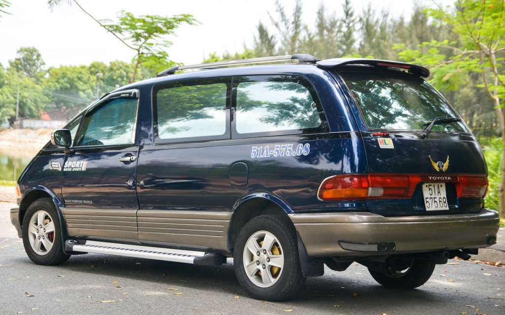 duoi-xe-toyota-previa.jpg