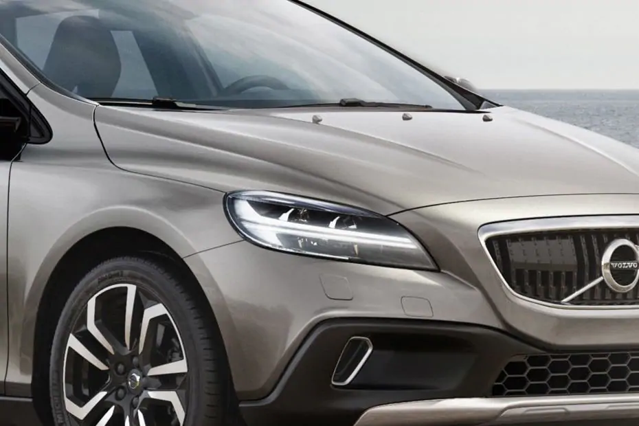 den-truoc-volvo-v40.jpg