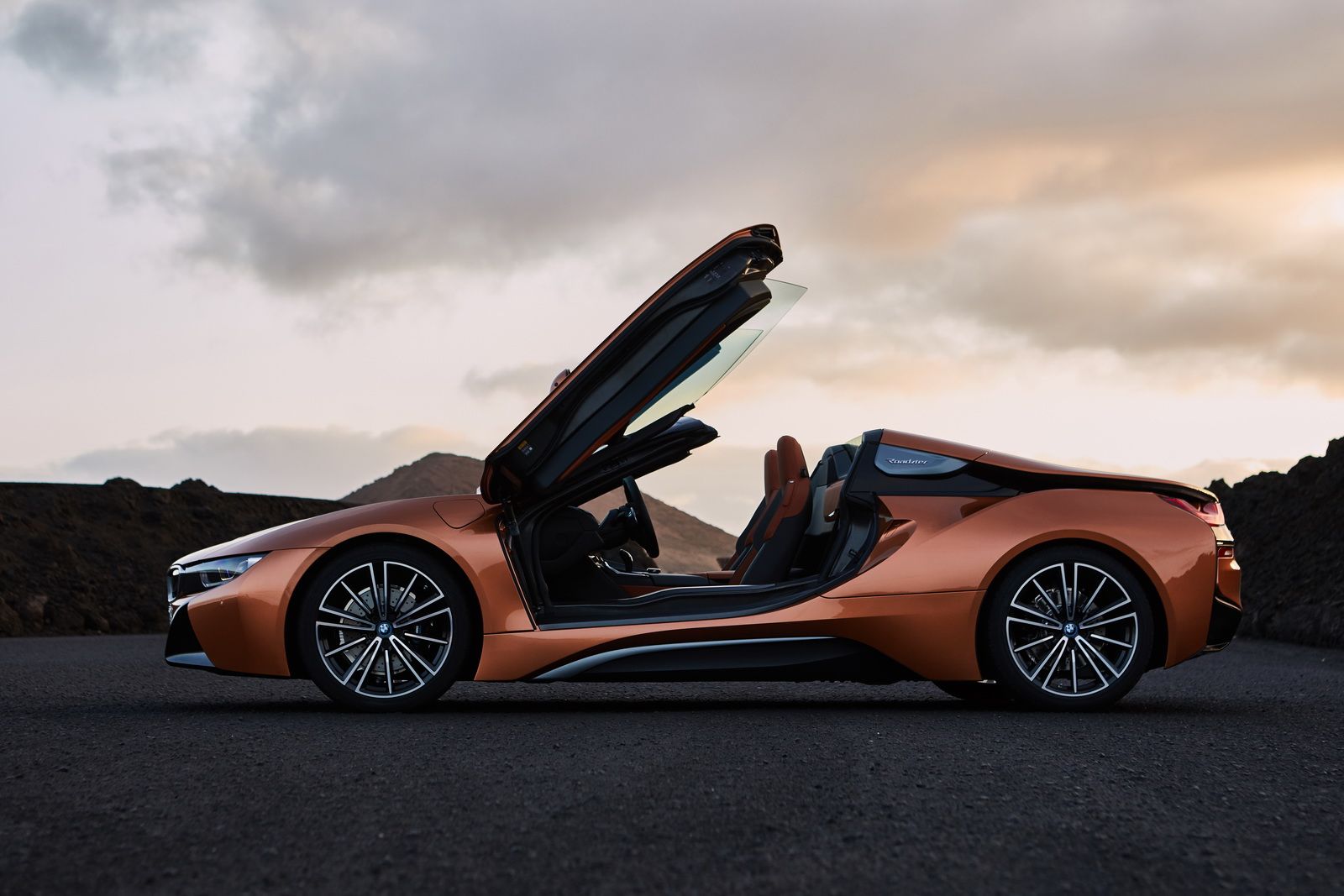 2_xe-bmw-i8-2020.jpg