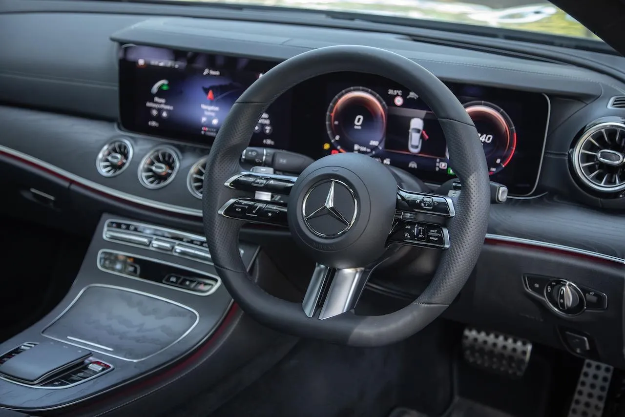 Mercedes E300: Thông số, Bảng giá & Ưu đãi tháng 02/2023
